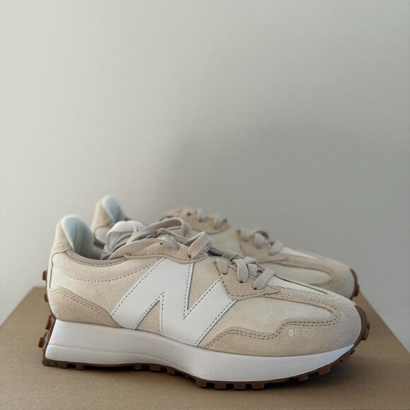 Figs New Balance 327 in Cream, Size 7 - Picture 4 of 12